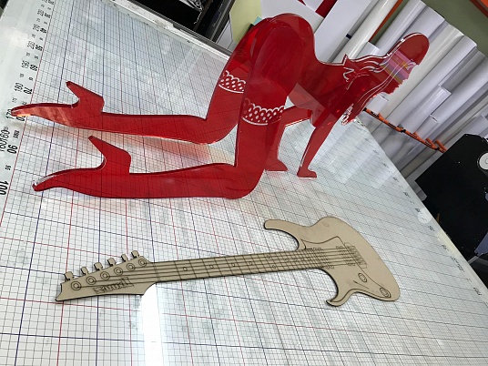 Подставка для электрогитары из акрила.