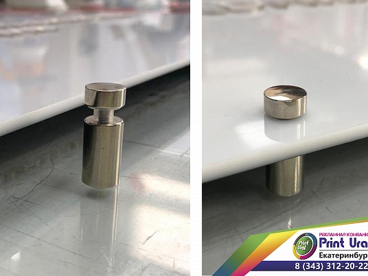 Табличка из оргстекла на дистанционных держателях