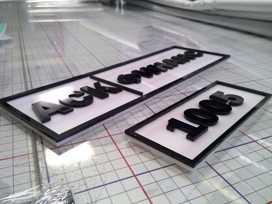 Таблички с объемными буквами