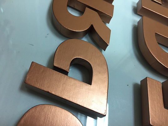 Вывеска из медных букв