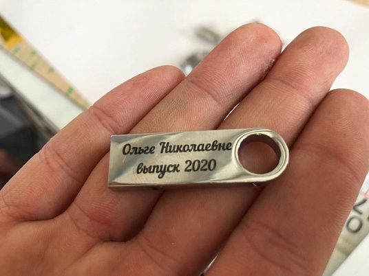 Гравировка на флешке