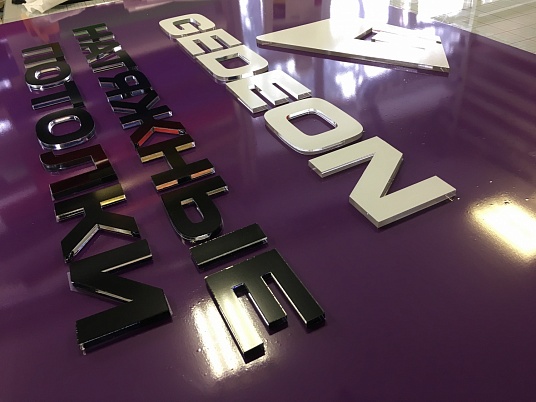 Таблички с объемными буквами