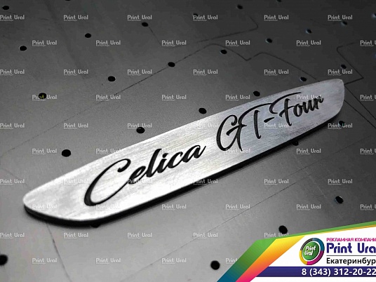 Глубокая гравировка на шильдике маркером. Металлическая пластина