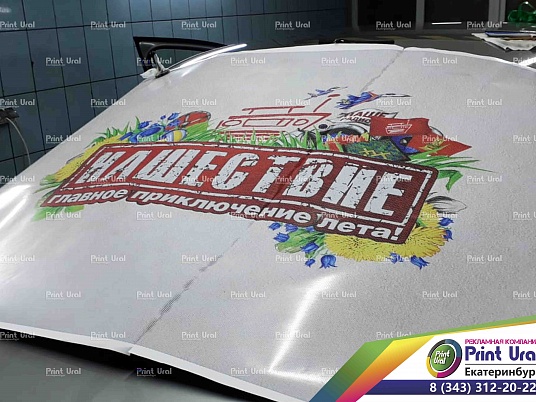 Полноцветная наклейка перфорированная на заднее стекло