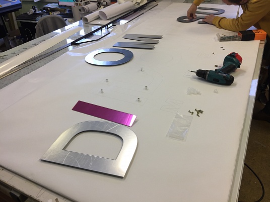 Вывеска мебель IDOMUS