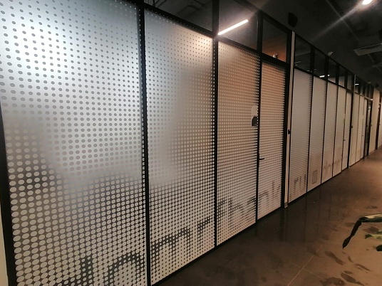 Брендирование офисных перегородок